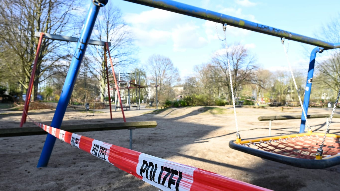 Polizei-Absperrband auf einem Spielplatz (Symbolbild): In Schenefeld ist ein Mädchen von einem Mann angefasst worden.