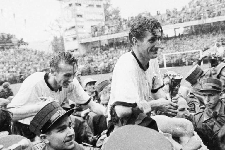Fritz Walter (r.) nach dem WM-Titel 1954: Im Jahr 2002 starb er im Alter von 81 Jahren.