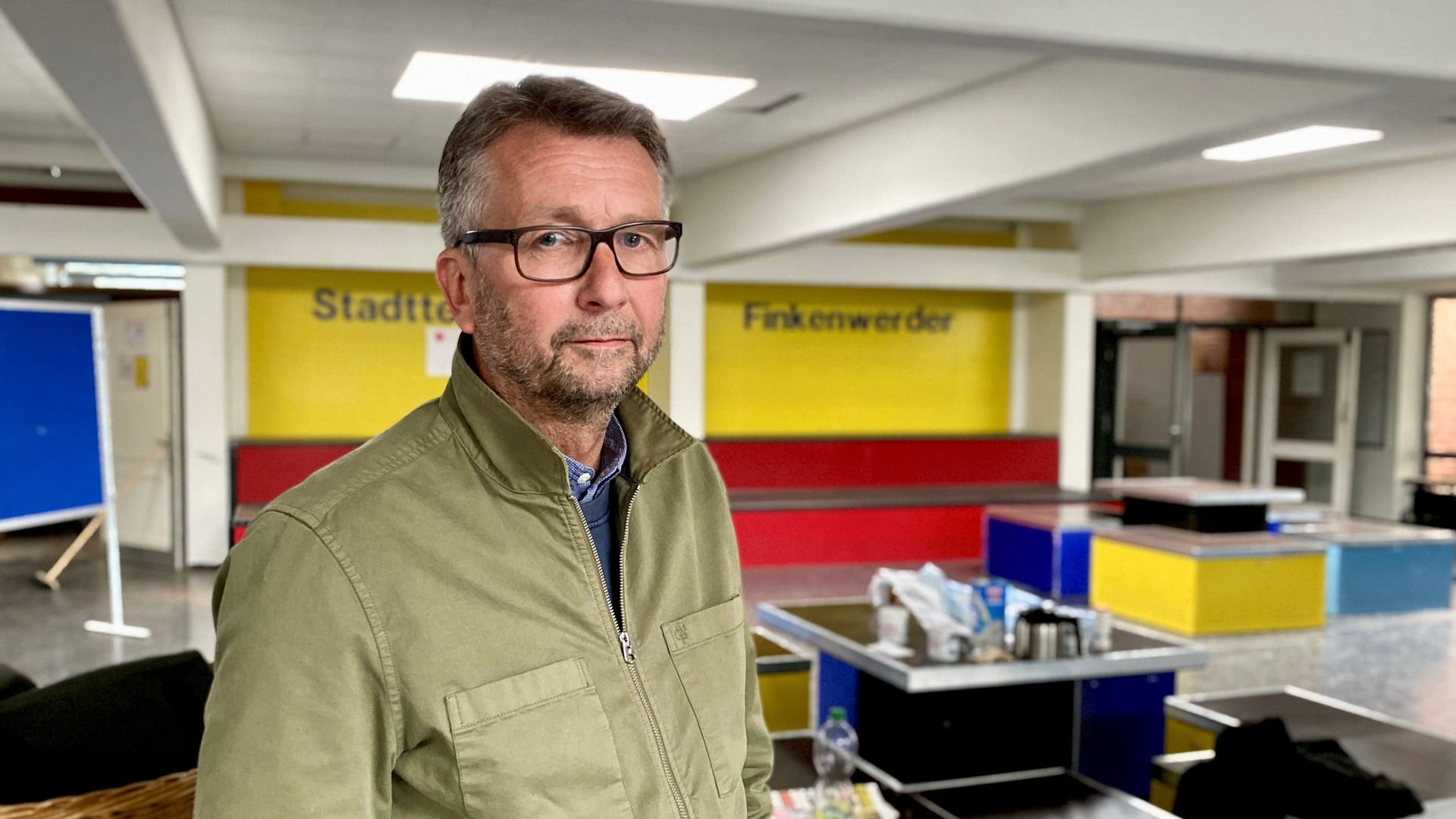 Schulleiter Steffen Kirschstein steht im Foyer der Stadtteilschule Finkenwerder: Am Mittwoch wäre eigentlich sein letzter Arbeitstag gewesen.