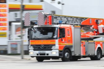 Ein Löschfahrzeug der Feuerwehr Hamburg: Nach einem Brand in einem Mehrfamilien wird der Ex-Partner einer Bewohnerin verdächtigt.