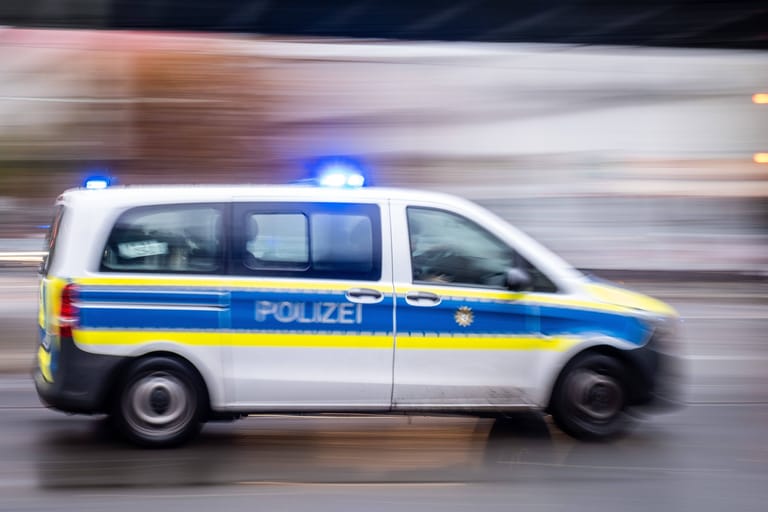 Polizei mit Blaulicht (Archivbild): In Berlin-Reinickendorf ist ein Senior überfallen worden.