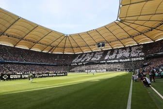 Die HSV-Fans nahmen Abschied von Uwe Seeler: Einige Fans fielen jedoch negativ mit homophobem Gedankengut auf.