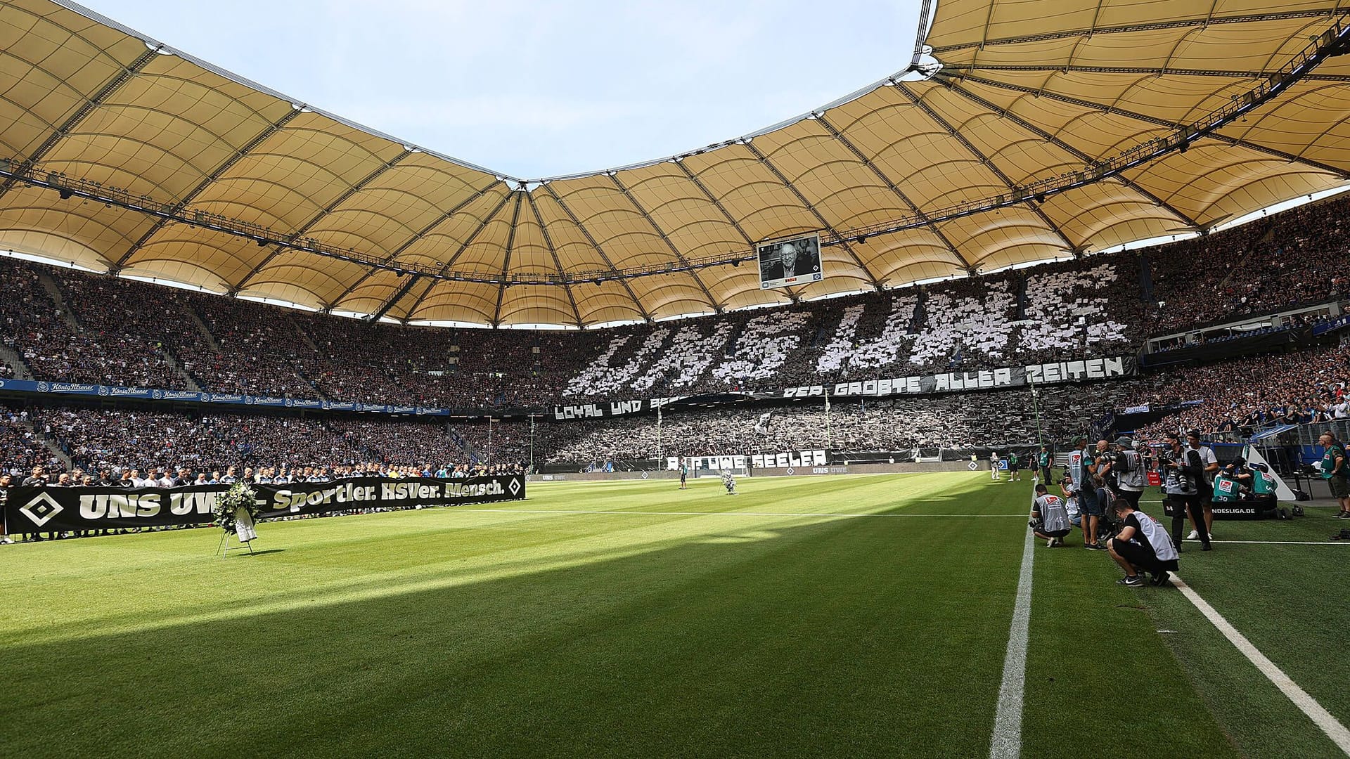 Die HSV-Fans nahmen Abschied von Uwe Seeler: Einige Fans fielen jedoch negativ mit homophobem Gedankengut auf.