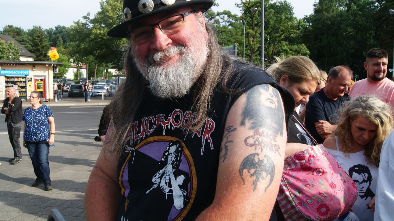 Jürgen hat sich das Logo der Band "Hollywood Vampires" auf den Arm tätowieren lassen.