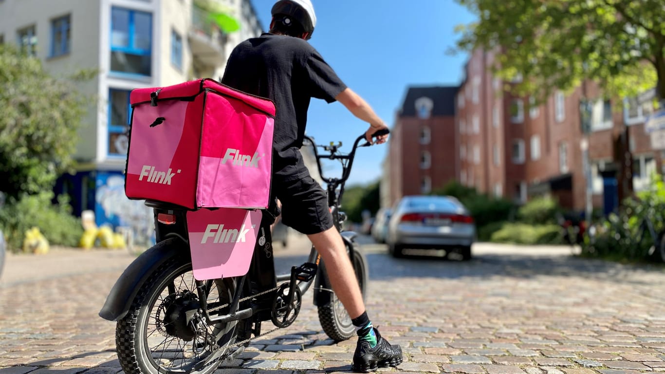 Flink-Fahrer Len auf einem E-Bike in Hamburg: "Der Fahrtwind macht die Hitze erträglich."