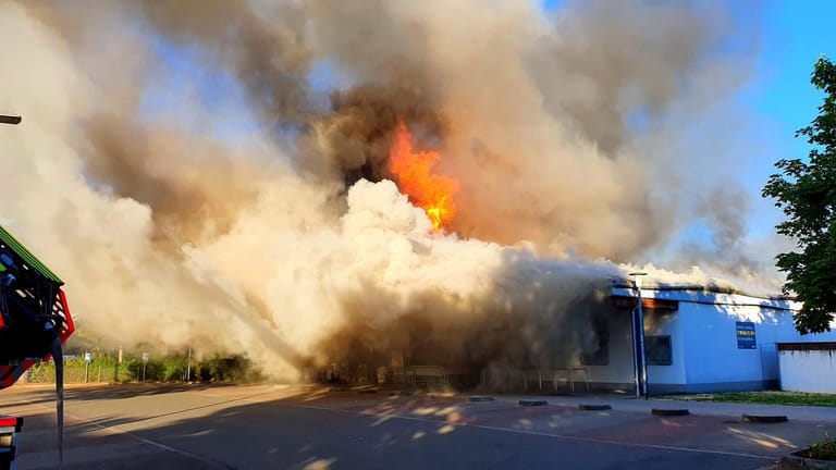 Flammen schlagen aus einem brennenden Supermarkt: Angestellte und Kunden konnten den Laden weitgehend unbeschadet verlassen.