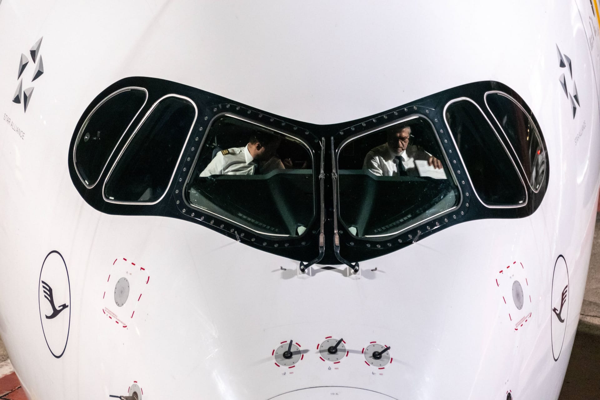 Blick ins Cockpit einer Lufthansa Maschine (Archivbild): Die Piloten könnten noch im Sommer streiken. Blick ins Cockpit einer Lufthansa Maschine (Archivbild): Die Piloten könnten noch im Sommer streiken.