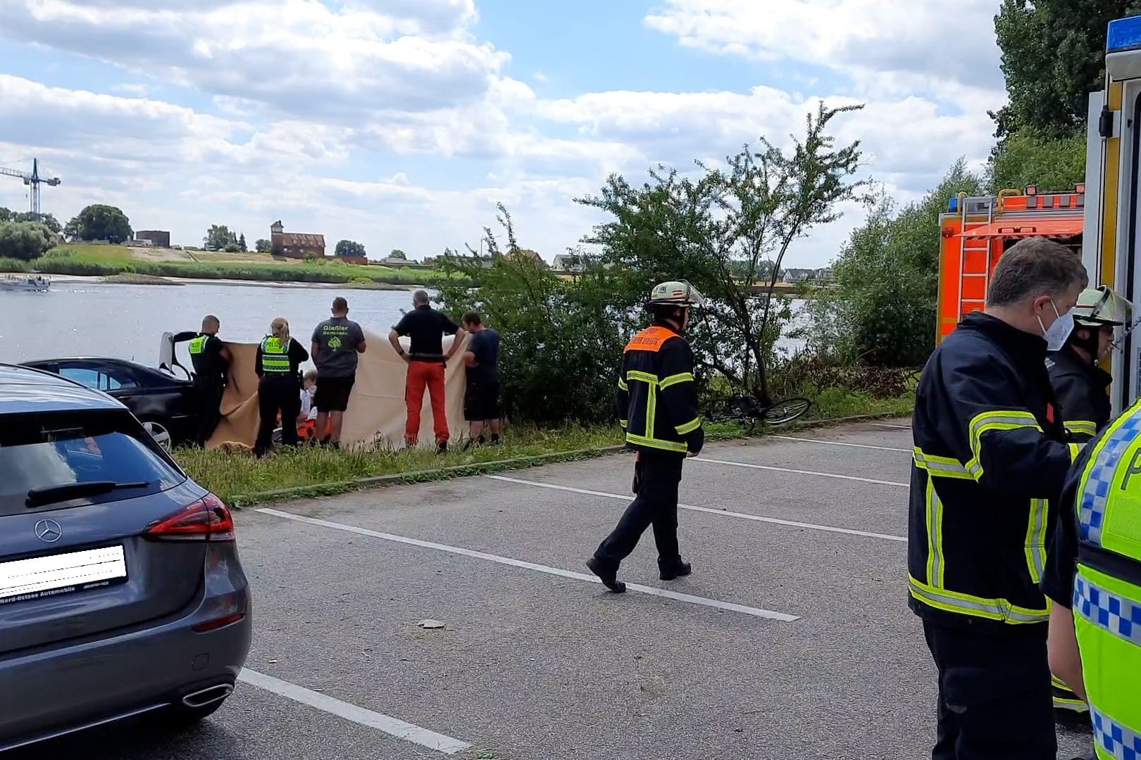 Tragischer Unfall am Zollenspieker Fährhaus: Ein Fußgänger wird am Samstagnachmittag von einem Auto überrollt und starb.