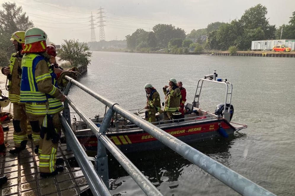 Einsatzkräfte auf dem Rettungsboot der Herner Feuerwehr: Die Suche nach einem Vermissten wurde am Mittwoch abgebrochen.