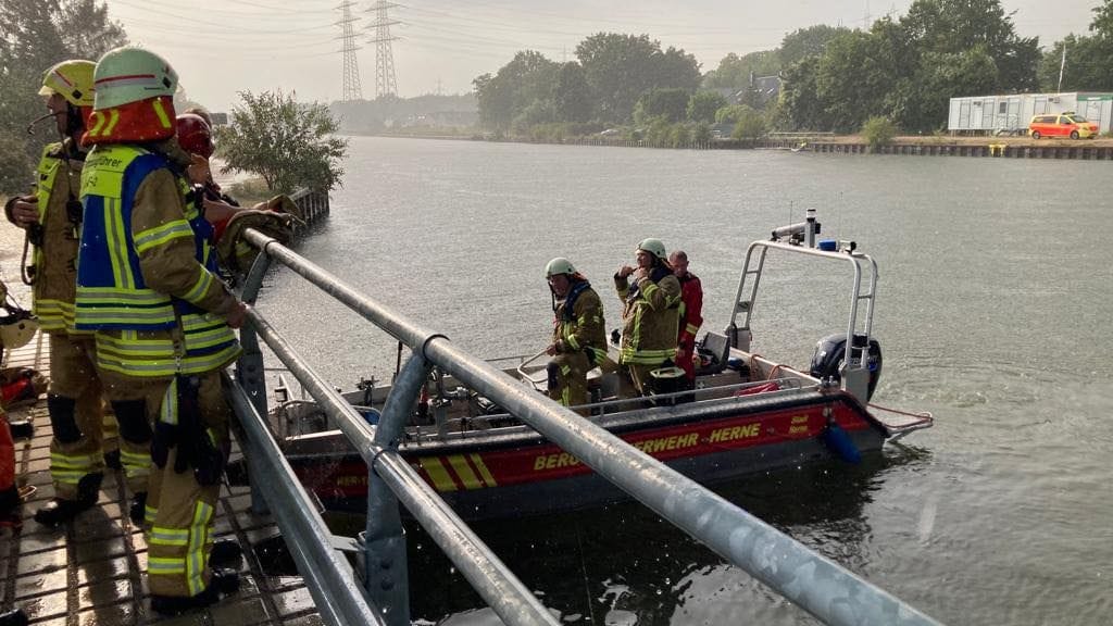 Einsatzkräfte auf dem Rettungsboot der Herner Feuerwehr: Die Suche nach einem Vermissten wurde am Mittwoch abgebrochen. Einsatzkräfte auf dem Rettungsboot der Herner Feuerwehr: Die Suche nach einem Vermissten wurde am Mittwoch abgebrochen.
