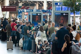 Lange Warteschlange am Düsseldorfer Flughafen: Die Gewerkschaft Verdi begrüßt die Gastarbeiter-Lösung des Bundes.