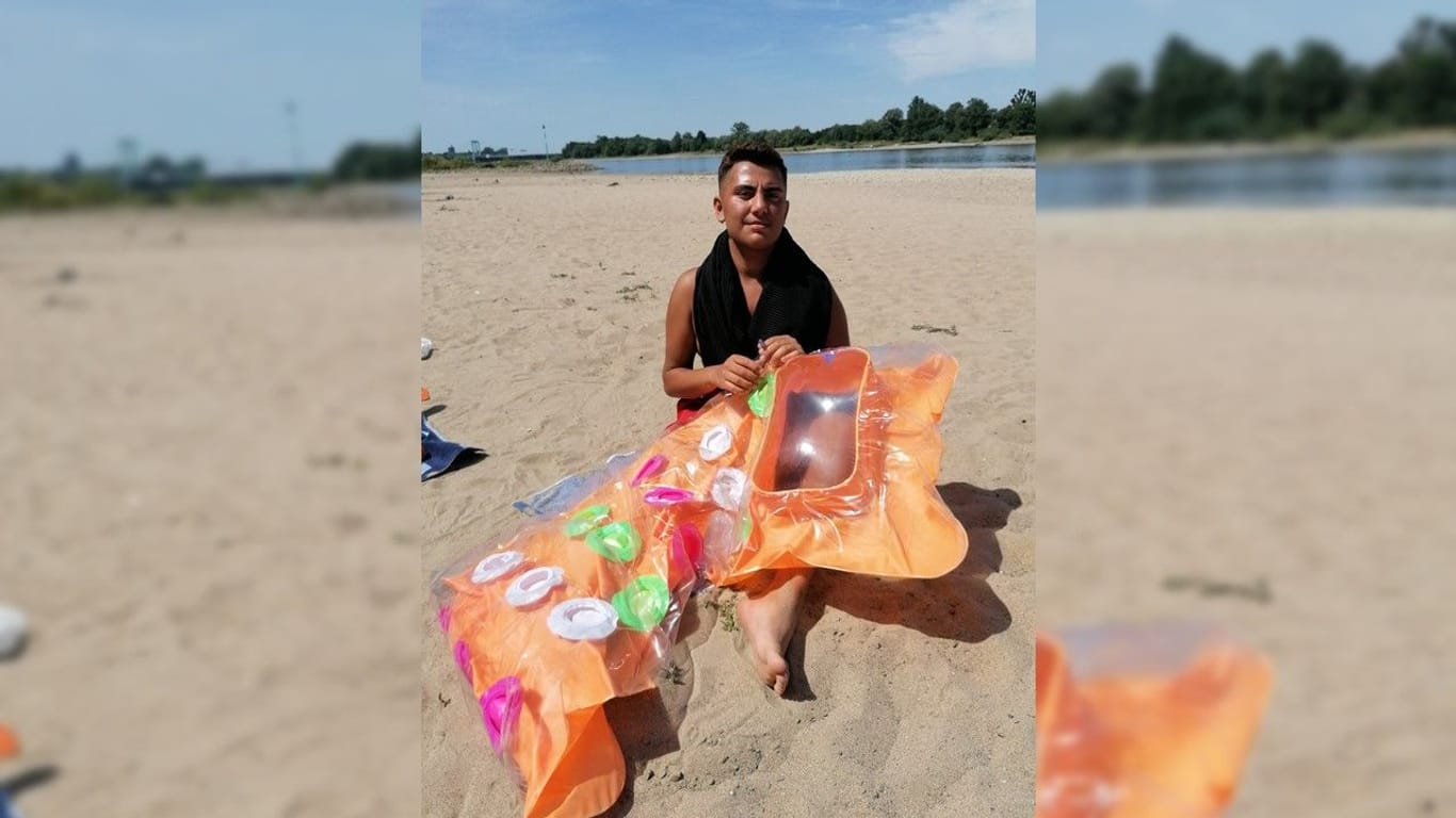 Damian (19) aus Köln genießt das Sonnenbad am Rodenkirchener Rheinufer.