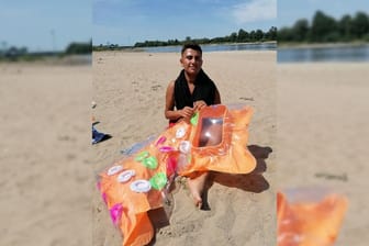 Damian (19) aus Köln genießt das Sonnenbad am Rodenkirchener Rheinufer.