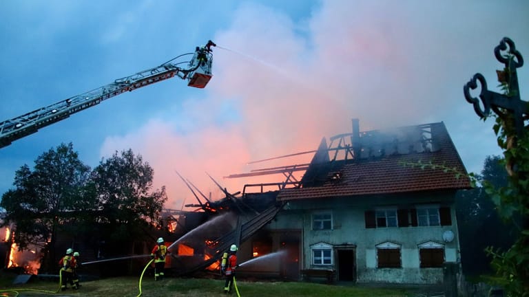 Argenbühl im Algäu: Feuerwehrleute löschen das nach Blitzschlag in Brand geratene Haus.