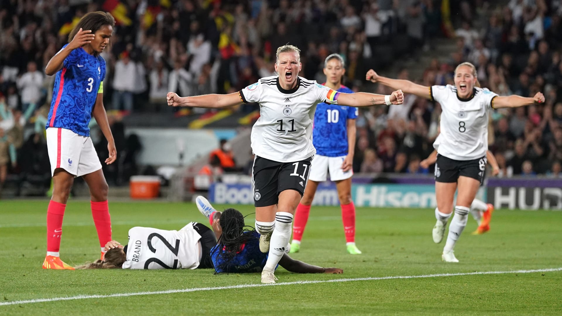 Jubel bei Alex Popp: Die Stürmerin erzielte das 2:1 gegen Frankreich per Kopf.