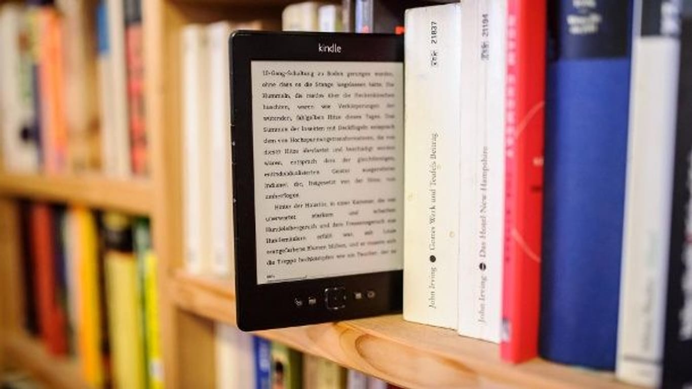 E-Book-Reader von Kindle im Bücherregal (Symbolbild): Ältere Kindle-Generationen können sich ab Mitte August keine Bücher mehr aus dem eBook-Store downloaden.