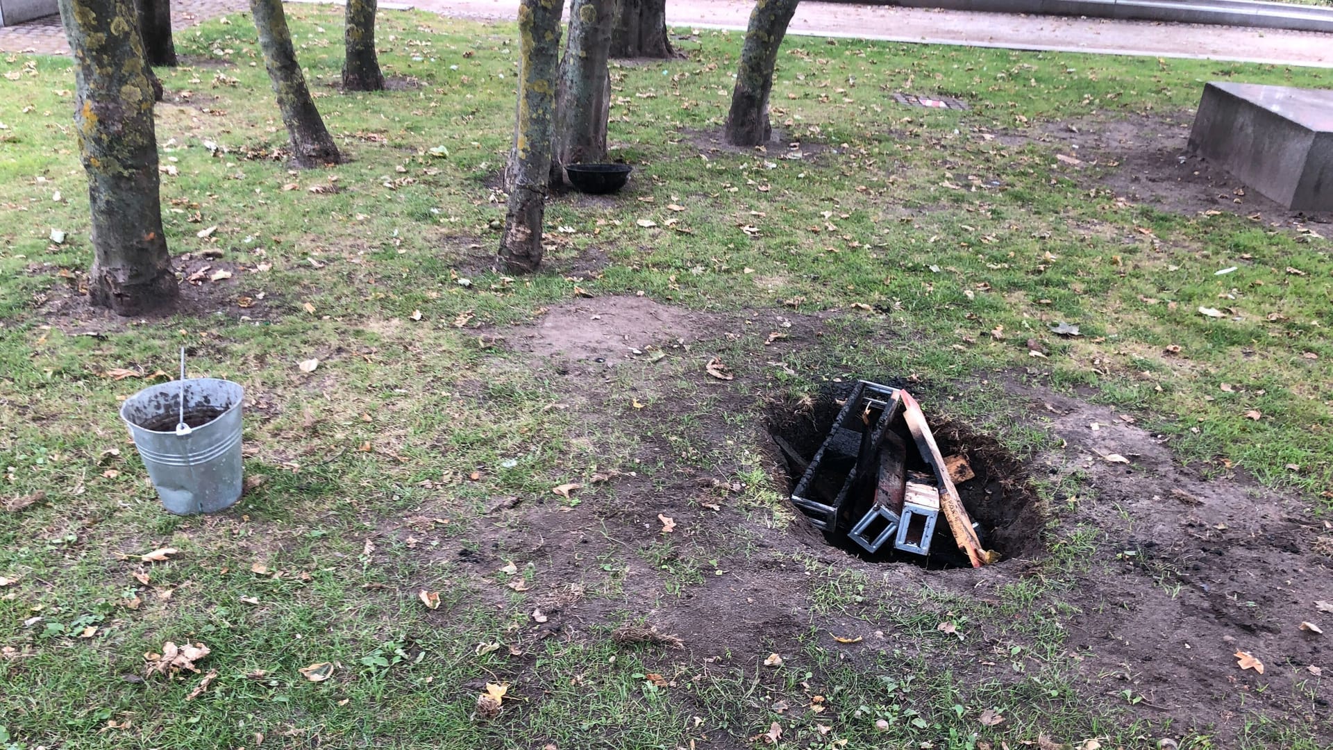 Reste einer Palette in einem Loch beim Lager der Punks: Die Feuerwehr füllte die Kuhle nach dem Löschangriff mit Wasser.