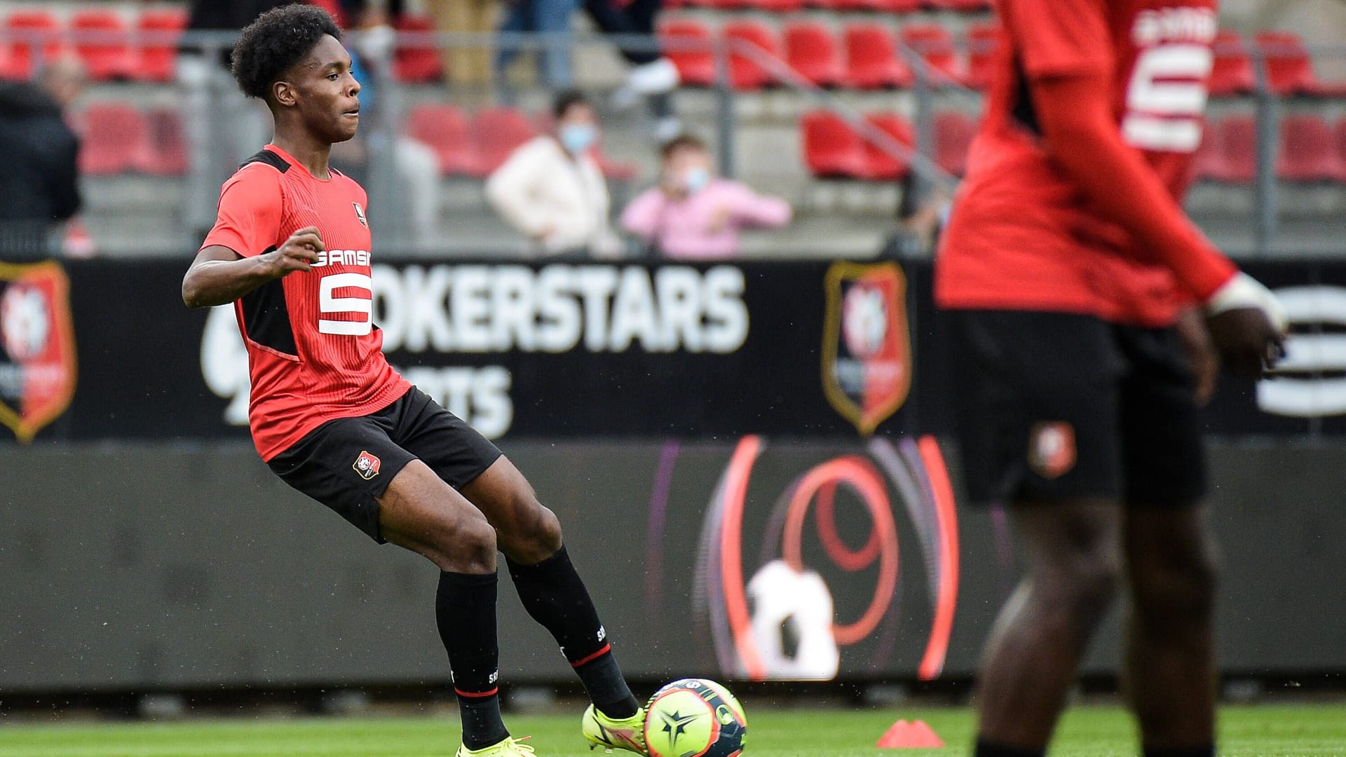 Mathys Tel machte bereits einige Spiele für die Profis von Stade Rennes.