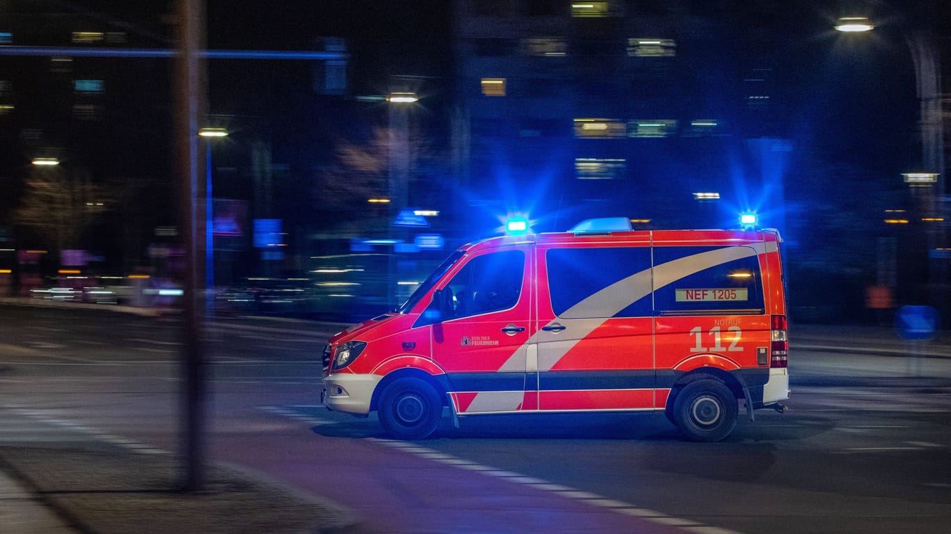 Ein Rettungswagen im Einsatz (Symbolbild): Der Mann erlag seinen Verletzungen im Krankenhaus.