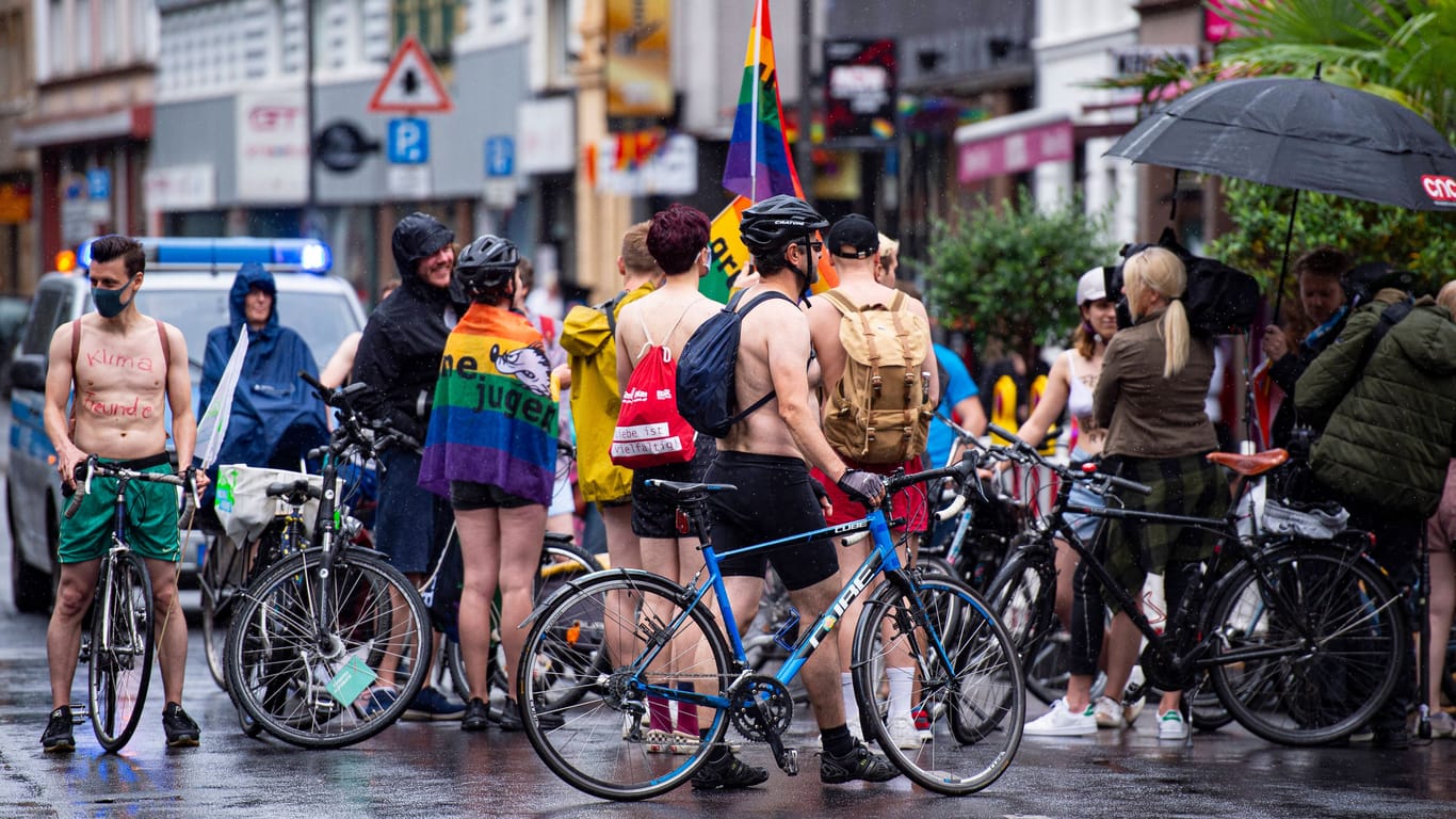 Queere Demonstrierende bereiten sich in der Schaafenstraße auf eine Demo vor (Archivbild): Hier kam es kurz vor dem CSD zu einem mutmaßlich Queer-feindlichen Übergriff.