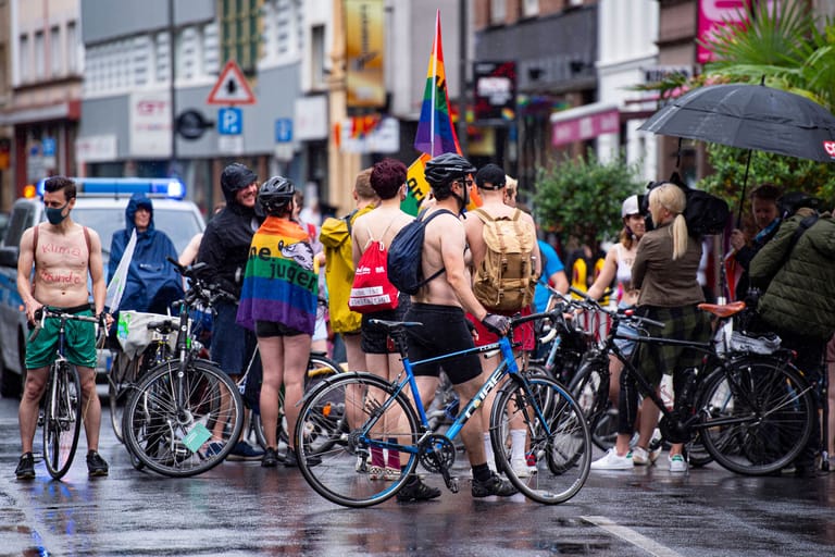 Queere Demonstrierende bereiten sich in der Schaafenstraße auf eine Demo vor (Archivbild): Hier kam es kurz vor dem CSD zu einem mutmaßlich Queer-feindlichen Übergriff.