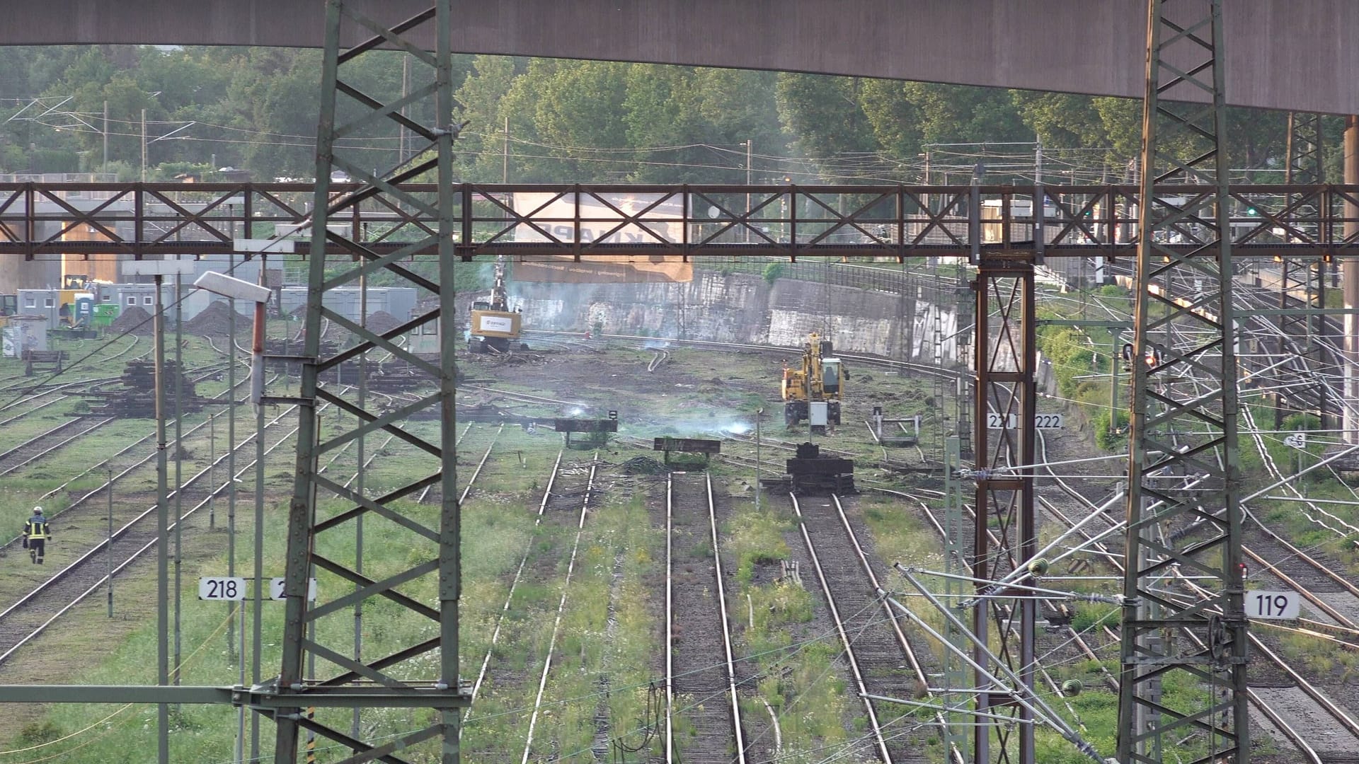 Auf dem Gleisfeld in Stuttgart-Untertürkheim brennen mehrere Bahnschwellen: Es kam zu Verzögerungen im Schienenverkehr. Auf dem Gleisfeld in Stuttgart-Untertürkheim brennen mehrere Bahnschwellen: Es kam zu Verzögerungen im Schienenverkehr.