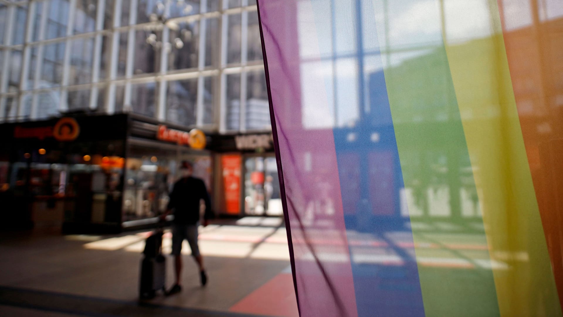 Regenbogenfahne am Kölner Hauptbahnhof: Wer am CSD-Wochenende in Köln unterwegs ist, muss sich auf Verkehrseinschränkungen einstellen.