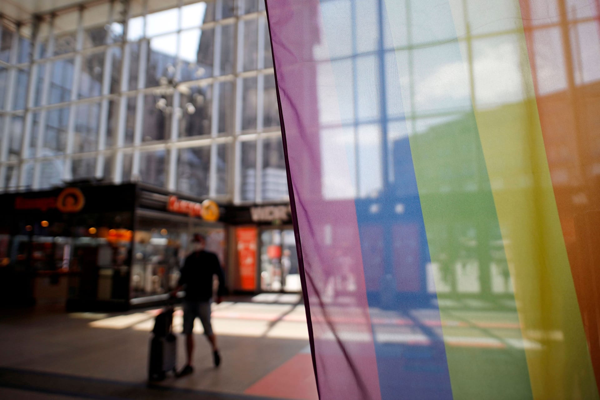 Regenbogenfahne am Kölner Hauptbahnhof: Wer am CSD-Wochenende in Köln unterwegs ist, muss sich auf Verkehrseinschränkungen einstellen.