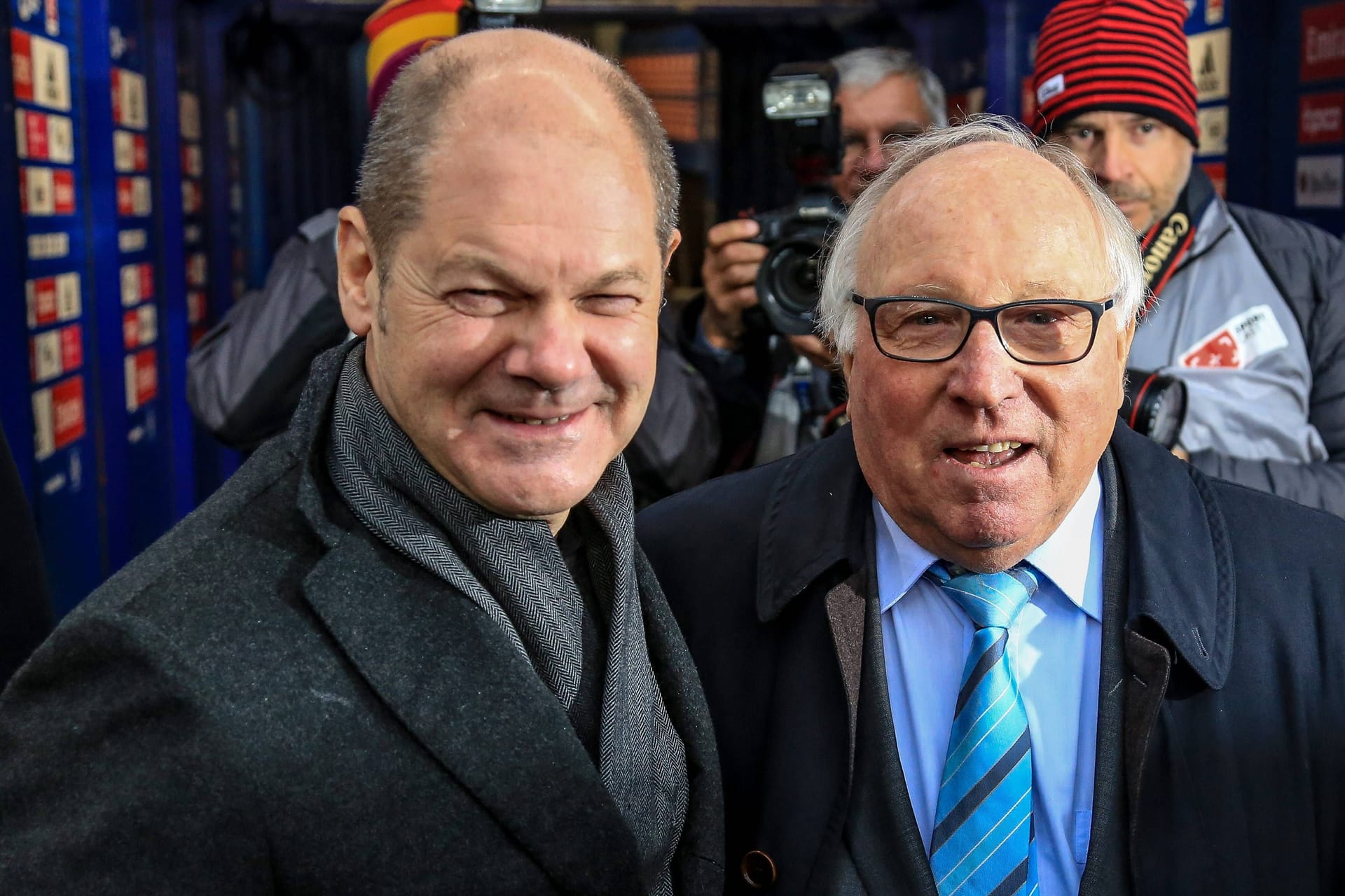 Olaf Scholz, damals Bürgermeister von Hamburg, und Uwe Seeler (Archivfoto): In einem Nachruf hat der Kanzler Abschied von der HSV-Legende genommen.