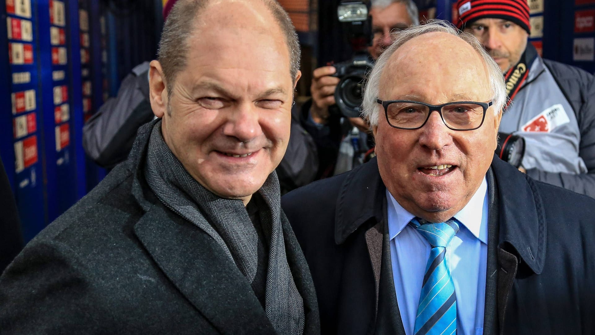 Olaf Scholz, damals Bürgermeister von Hamburg, und Uwe Seeler (Archivfoto): In einem Nachruf hat der Kanzler Abschied von der HSV-Legende genommen.