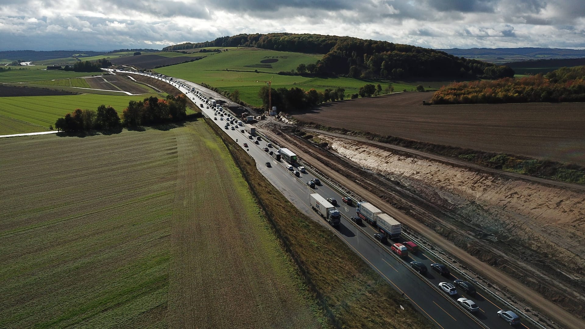 Stau auf der A7 (Archivbild): Am Wochenende rechnet der ADAC niedersachsenweit mit Verkehrsbehinderungen.