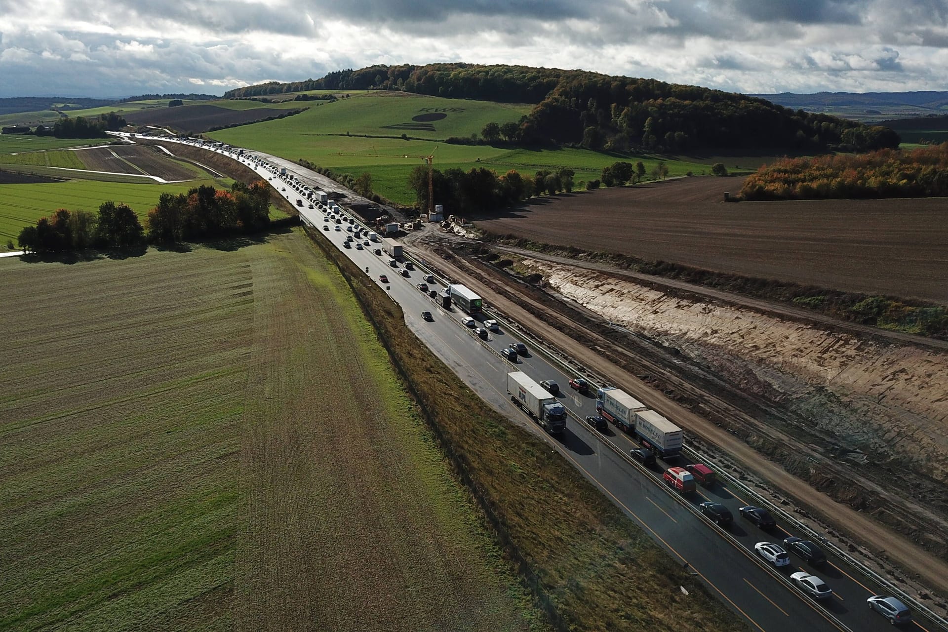 Stau auf der A7 (Archivbild): Am Wochenende rechnet der ADAC niedersachsenweit mit Verkehrsbehinderungen.