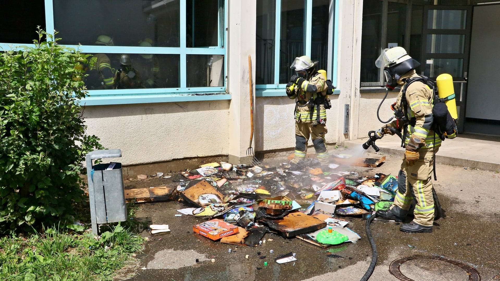 Die Feuerwehr hatte den Brand schnell unter Kontrolle: Er beschränkte sich auf ein Klassenzimmer.
