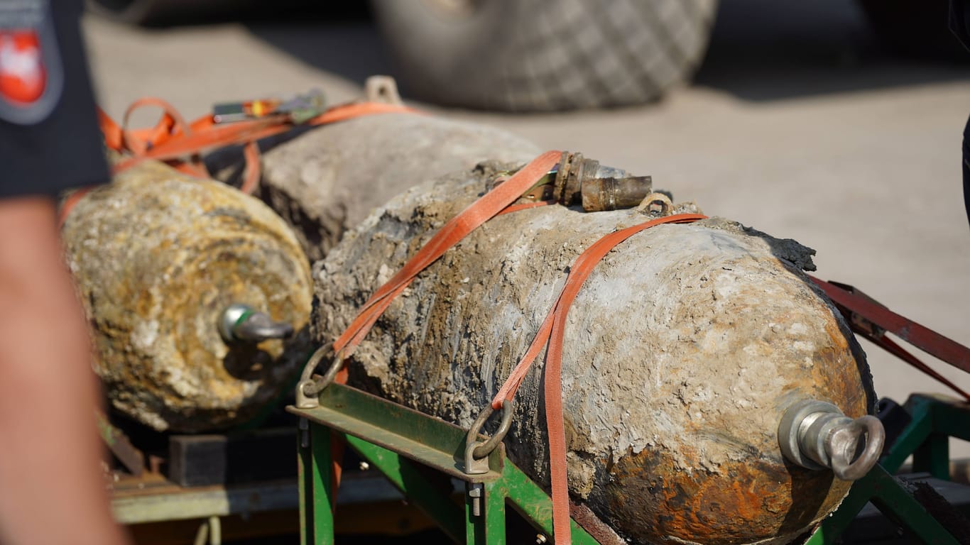 Ein Blindgänger aus dem Zweiten Weltkrieg (Archivbild): Wegen der Bombe muss im Laufe des Tages eine wichtige Straße in Essen gesperrt werden.