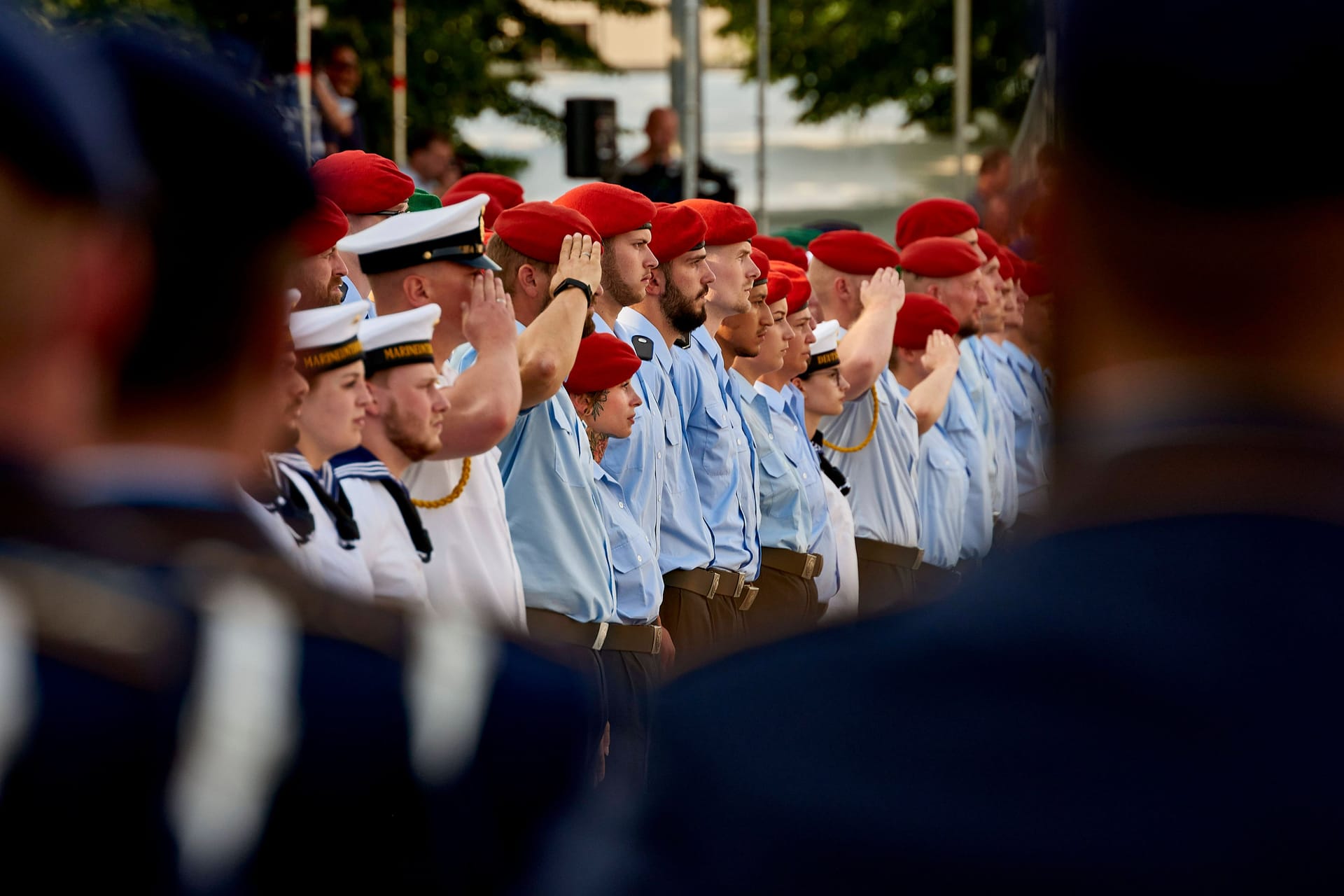 Rekrutinnen und Rekruten legen am Jahrestag des Deutschen Widerstands ihr Gelöbnis ab: Wegen der Hitze klagten 28 Personen unter Kreislaufproblemen.