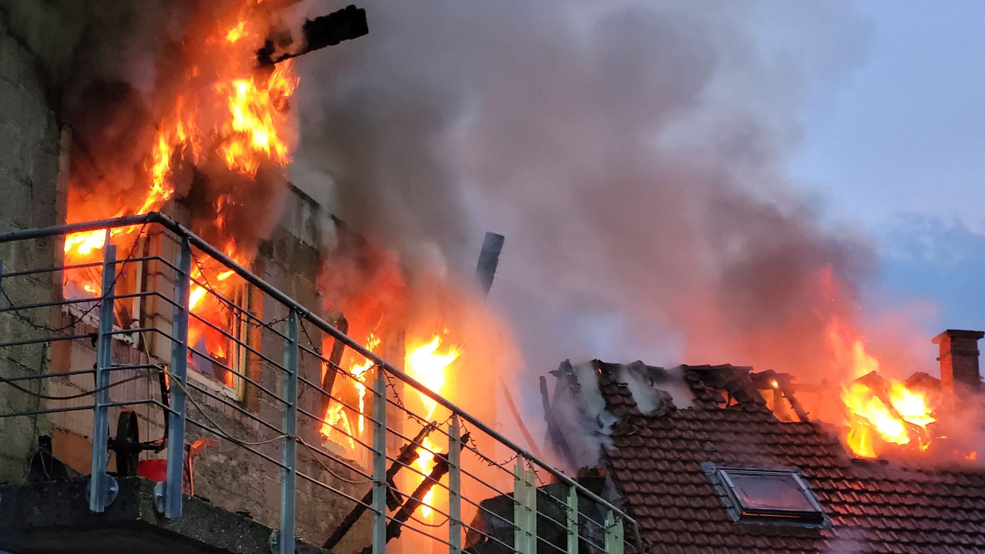 Foto vom Einsatzort: Bei dem Großbrand ist eine Scheune niedergebrannt.