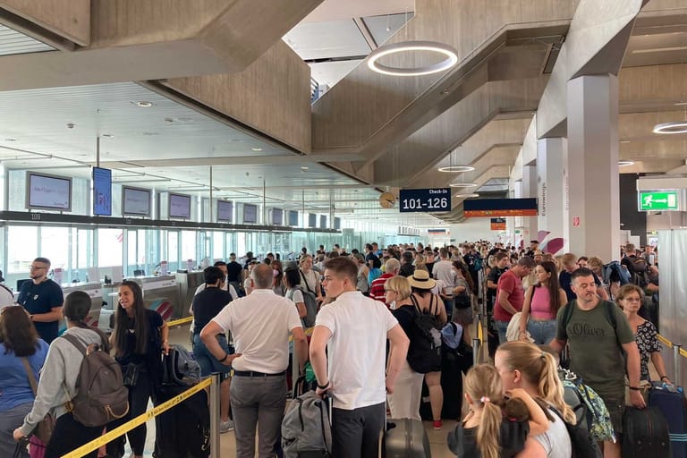 Warteschlange vor der Gepäckaufgabe am Kölner Flughafen: "Dass Leute da 15 Stunden warten mussten, halte ich für absolut realistisch", sagt Passagierin Chistina Rasimus.