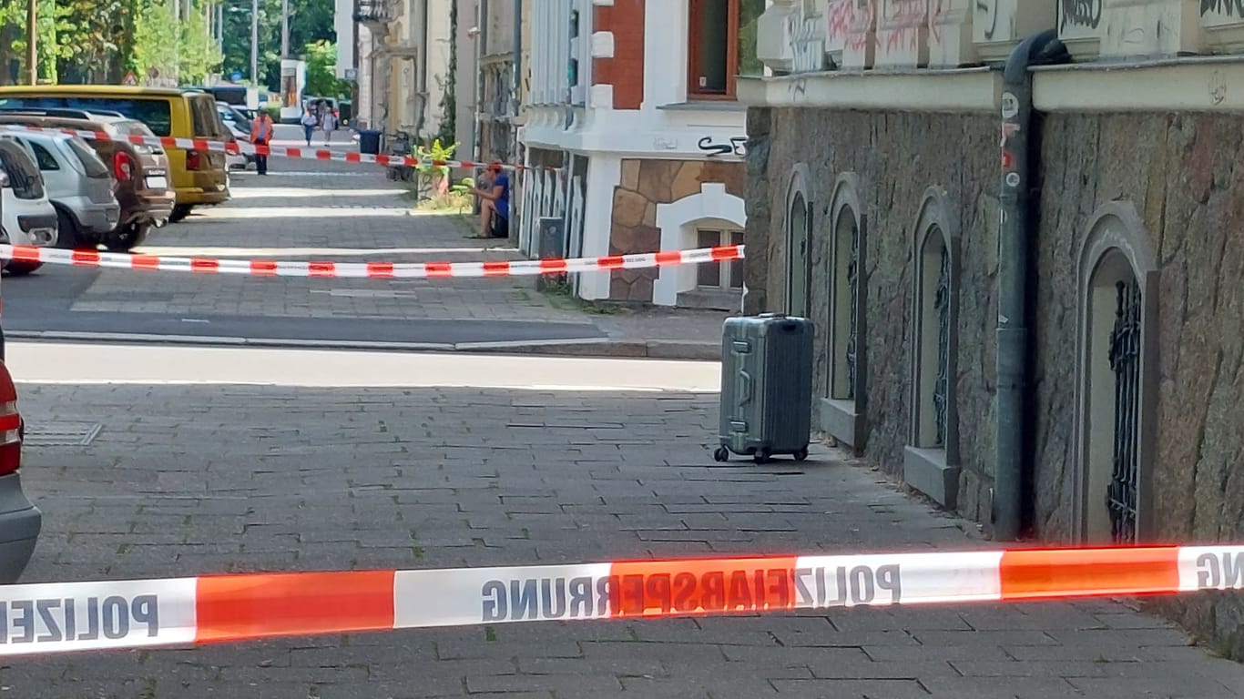 Herrenloser Koffer in der Leipziger Karl-Heine-Straße: Experten der Polizei prüfen, ob er Sprengstoff enthält.