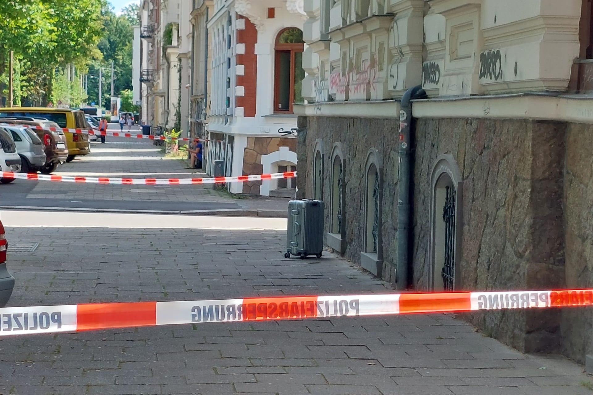 Herrenloser Koffer in der Leipziger Karl-Heine-Straße: Experten der Polizei prüfen, ob er Sprengstoff enthält.