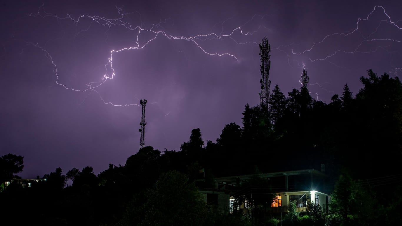 Blitze über Dharmsala in Indien (Archivbild): Innerhalb von 24 Stunden wurden mindestens 26 Menschen durch Blitzeinschläge getötet.
