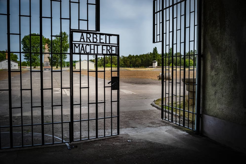 Das Eingangstor zum ehemaligen Konzentrationslager Sachsenhausen mit dem Schriftzug "Arbeit macht frei": Noch ist unklar, wer die Fake-News verfasst hat.