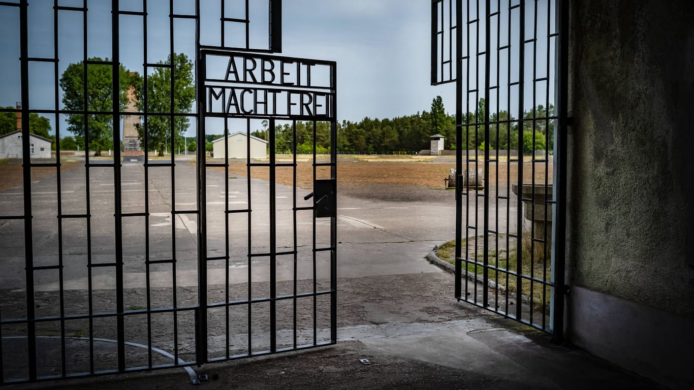 Das Eingangstor zum ehemaligen Konzentrationslager Sachsenhausen mit dem Schriftzug "Arbeit macht frei": Noch ist unklar, wer die Fake-News verfasst hat.
