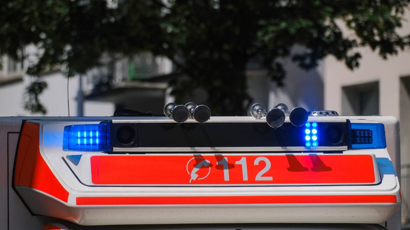 Einsatzfahrzeug des Rettungsdienstes (Symbolfoto): Am Sonntag kam es in Bremen zu einem schweren Unfall.