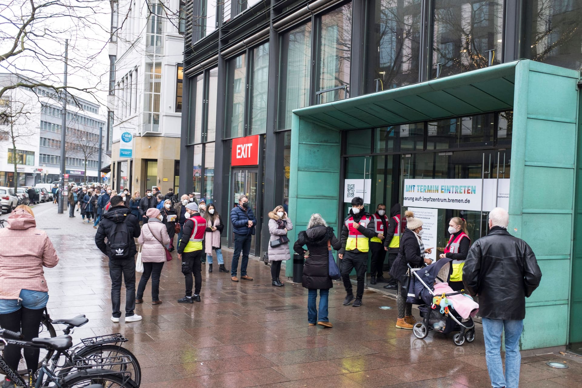 Warteschlange vor dem Impfzentrum am Brill: Laut einer RKI-Studie gibt es große Verzerrungen, was die Impfquote betrifft.