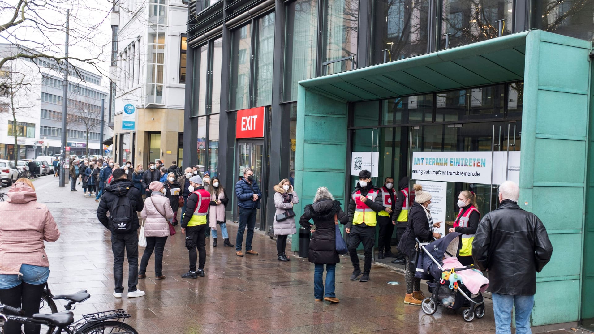 Warteschlange vor dem Impfzentrum am Brill: Laut einer RKI-Studie gibt es große Verzerrungen, was die Impfquote betrifft.