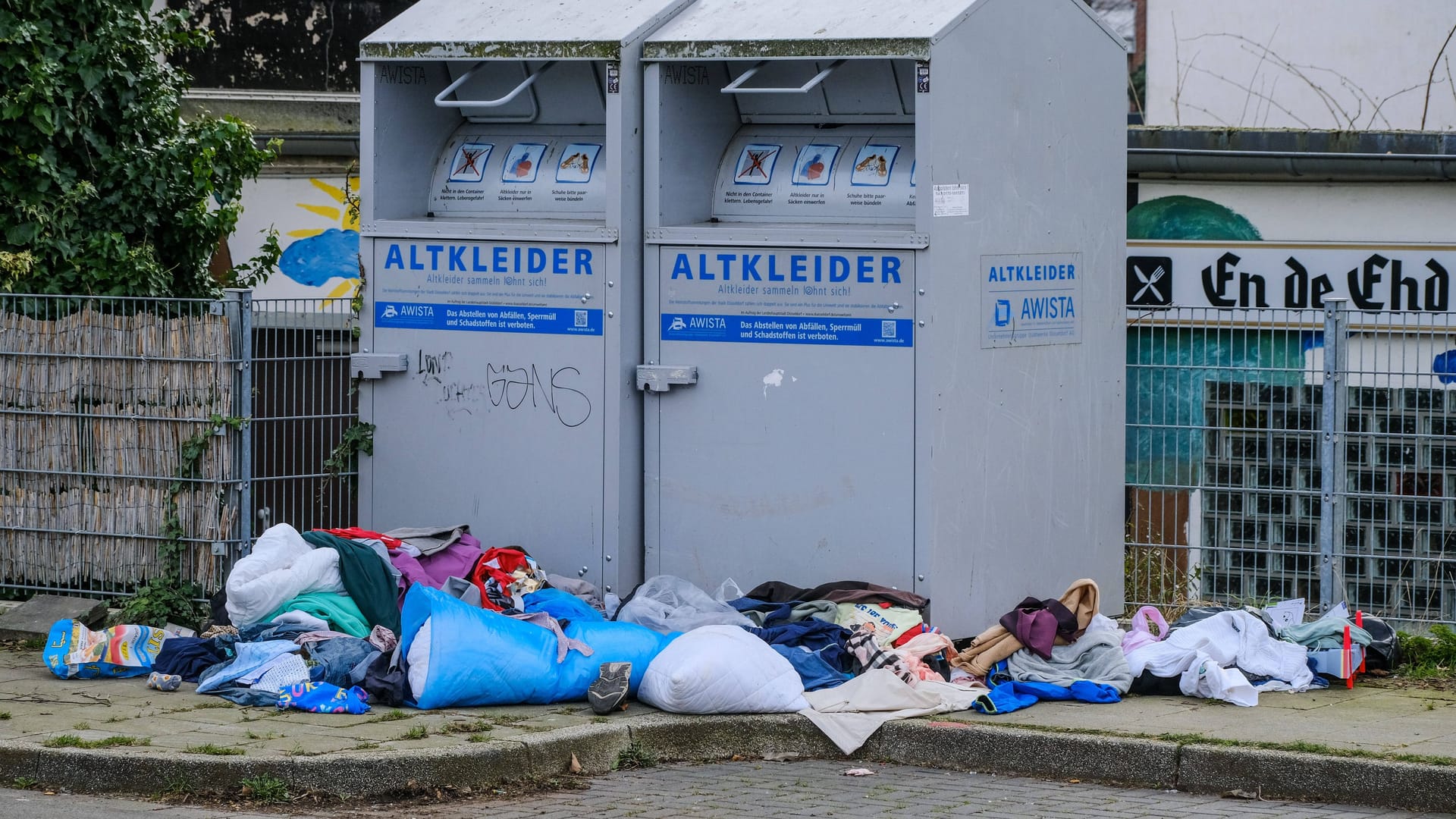 Altkleidercontainer (Symbolfoto): Der Einstieg in die Geräte ist gefährlich. Altkleidercontainer (Symbolfoto): Der Einstieg in die Geräte ist gefährlich.