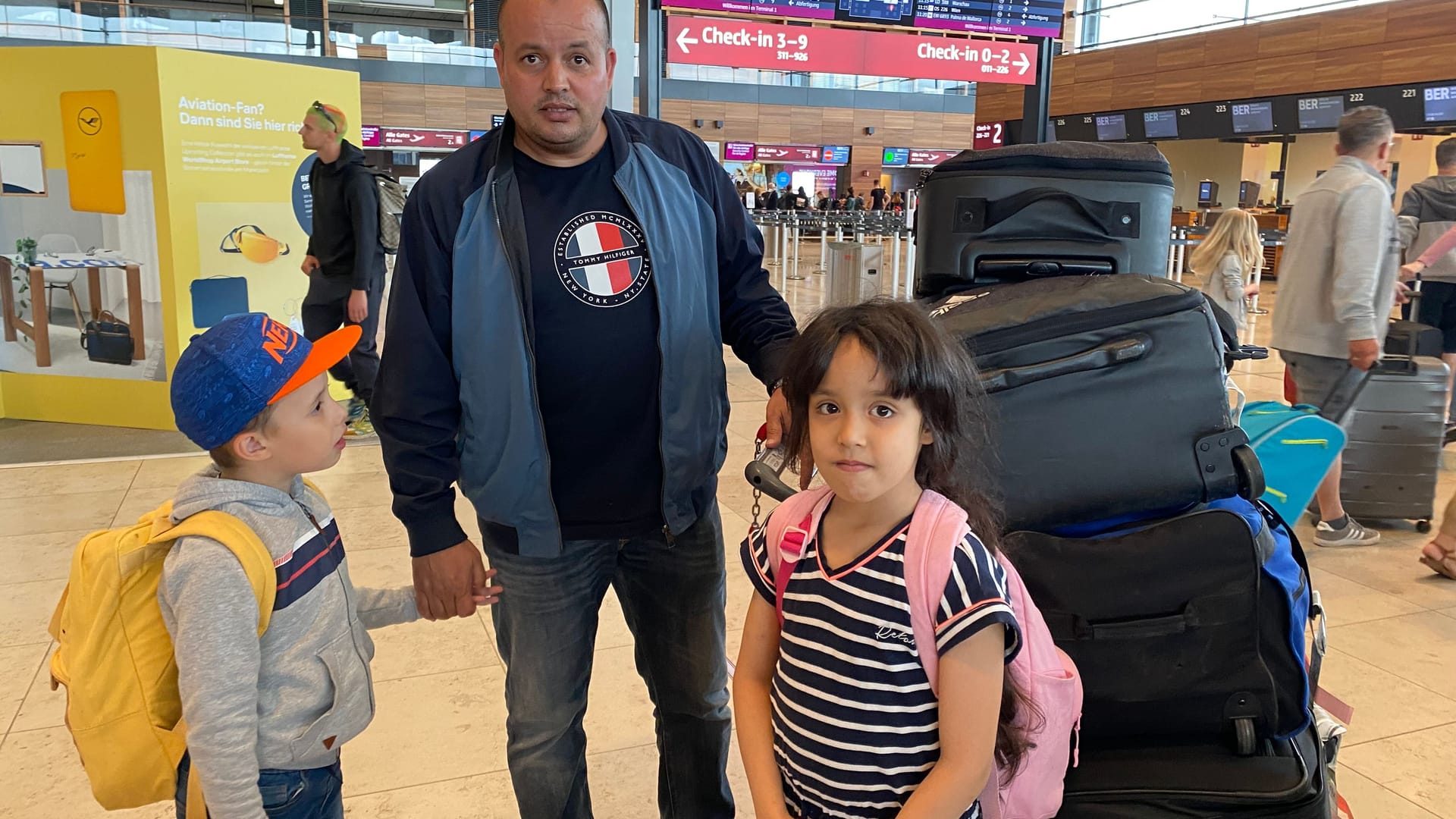 Rabah Kouachi mit Mohamed, 6, und Roumaissa, 8: "Traurig gucken, wir haben nix zu lachen heute", sagt der Vater zu seinen Kindern, als das Foto gemacht wird.