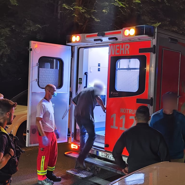 Rettungswagen am Einsatzort: Der Mann kam in ein Krankenhaus.