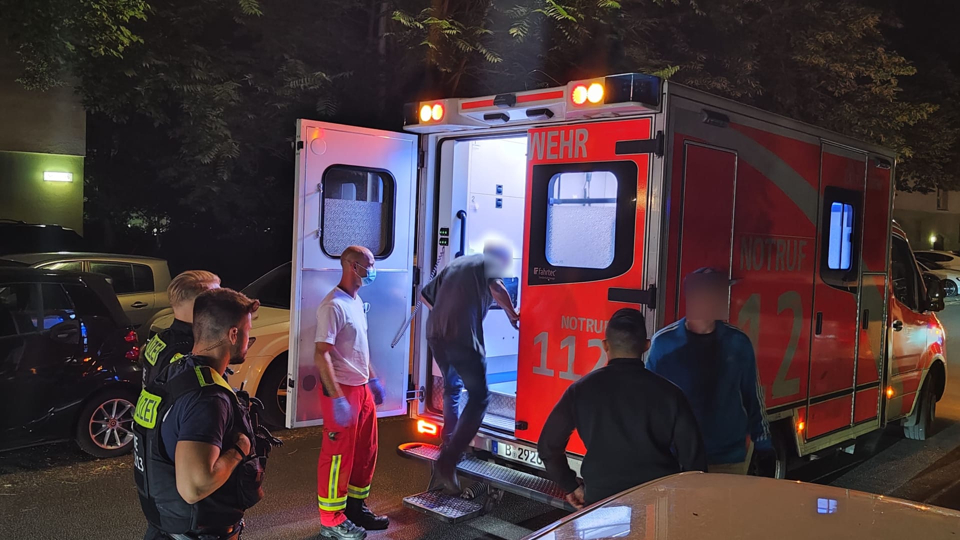 Rettungswagen am Einsatzort: Der Mann kam in ein Krankenhaus.