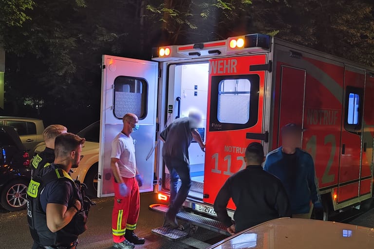 Rettungswagen am Einsatzort: Der Mann kam in ein Krankenhaus.
